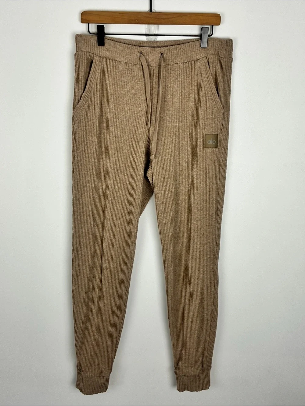 Alo Yoga Women’s Tan Sweatpants Cozy Loungewear Tapered Jogger Leg Drawstring